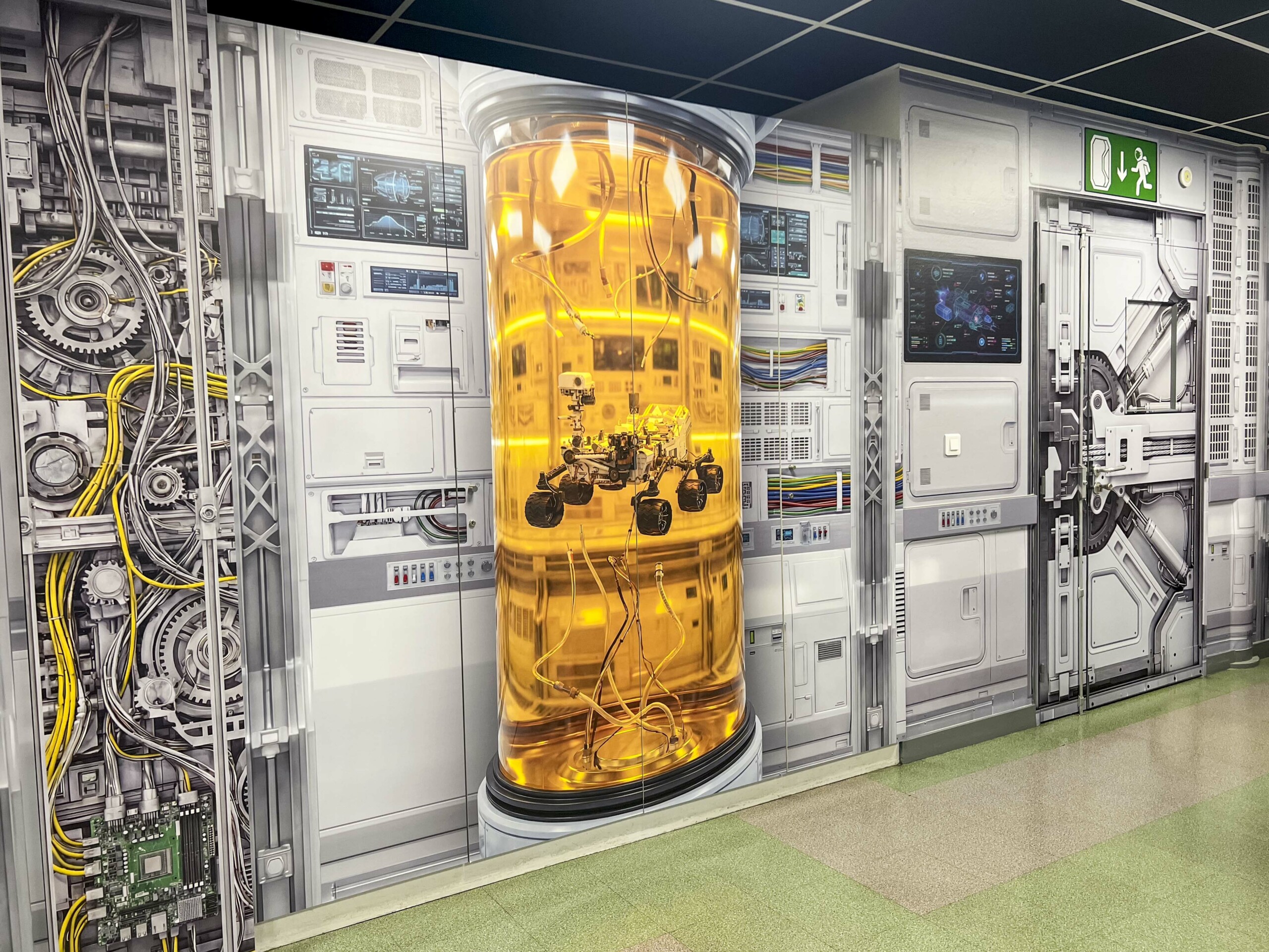 Avant/Après: porte grise métamorphosée en sas de vaisseau spatial par habillage adhésif avec décor de rover en construction