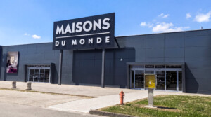 Vue large de la façade du magasin Maisons du Monde à Venise, habillée par un grand caisson lumineux LightBox sur-mesure.