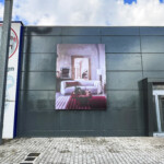Vue de face la façade du magasin Maisons du Monde à Venise, habillée par un grand caisson lumineux LightBox sur-mesure.