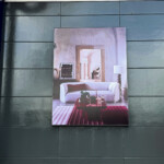Zoom sur les détails de la toile tendue et du caisson lumineux LightBox installé pour Maisons du Monde à Venise.