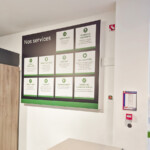 Toile intérieure tendue avec jonc silicone présentant les services au comptoir du magasin DO&KA à Chatte.