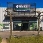 Vue d'ensemble lointaine de la nouvelle enseigne LightBox et de la façade vitrée du magasin DO&KA à Dole.