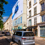 Vue rapprochée de jour du trompe-l'œil permettant de réduire la note de travaux de façade d'un bâtiment classé à Lyon.