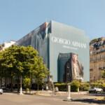 Vue éloignée démontrant la dimension colossale de l'habillage de bâtiment Giorgio Armani depuis la rue sur l'avenue Montaigne à Paris.