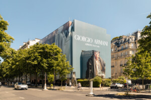Vue éloignée démontrant la dimension colossale de l'habillage de bâtiment Giorgio Armani depuis la rue sur l'avenue Montaigne à Paris.
