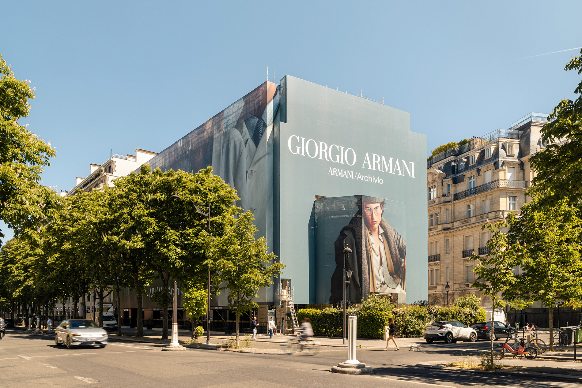 Vue éloignée démontrant la dimension colossale de l'habillage de bâtiment Giorgio Armani depuis la rue sur l'avenue Montaigne à Paris.