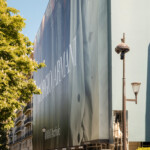 Vue plongeante sur l'imposant habillage de bâtiment Giorgio Armani surplombant les piétons de l'avenue Montaigne à Paris