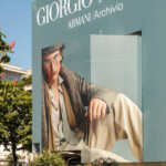 Zoom sur l'habillage de bâtiment en relief de la face avant, dévoilant l'élégance du visuel Giorgio Armani à Paris.