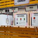 Panneau de signalétique directionnelle et informative guidant les visiteurs du festival, une solution d'affichage événementiel sur mesure à Lyon.
