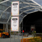 Panneau de signalétique directionnelle et informative guidant les visiteurs du festival, une solution d'affichage événementiel sur mesure à Lyon.