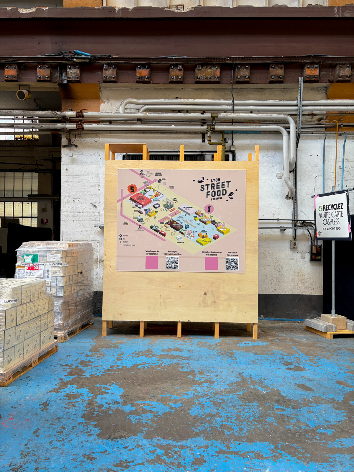 Panneau de signalétique directionnelle et informative guidant les visiteurs du festival, une solution d'affichage événementiel sur mesure à Lyon.