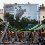 Affichage XXL Samsonite au 17 place Bellecour à Lyon - Vue de face du dispositif grand format en cœur de ville