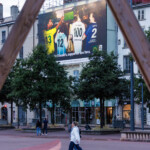 Vue rapprochée en fin de journée de cette campagne grand format monumentale qui permet de financer les travaux de façade du 3 place Bellecour à Lyon.
