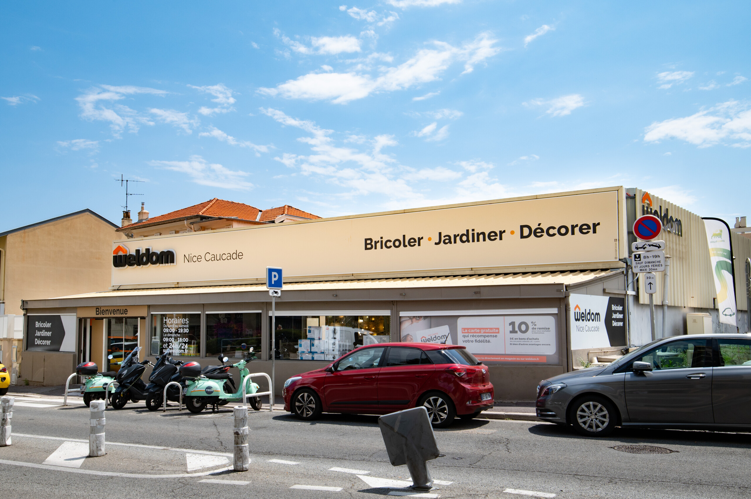 Vue de face de l'enveloppe du bâtiment en toile tendue Slimbox avec enseigne lumineuse Weldom magasin de Nice Sainte-Marguerite