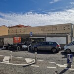 État initial de la façade du magasin Weldom de Nice avant la rénovation : bardage dégradé avec traces des anciennes enseignes
