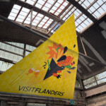 Toile triangulaire scénarisant l'espace Flandre, un affichage événementiel sur mesure immersif à Lyon.