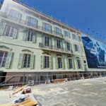 Trompe-l'œil Art Nouveau sur la publicité sur échafaudage à Nice - Détail du décor reproduisant la façade du Palais Hongran avec motifs végétaux