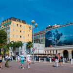 Publicité sur échafaudage à Nice – Vue générale de jour de la toile Samsonite 24 × 14 m sur le Palais Hongran, trompe-l'œil architectural visible