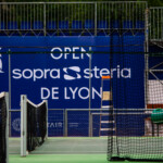 Habillage sur mesure des tribunes pour valoriser les partenaires de cet événement sportif au Tennis Club de Lyon.