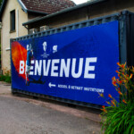 Panneau directionnel guidant les spectateurs, élément clé de la signalétique de cet événement sportif à Lyon.