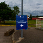 Panneau directionnel guidant les spectateurs, élément clé de la signalétique de cet événement sportif à Lyon.