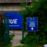 Panneau directionnel guidant les spectateurs, élément clé de la signalétique de cet événement sportif à Lyon.