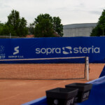 Toile tendue en fond de court posée par LightAir pour la signalétique de l'événement sportif Open Sopra Steria à Lyon.