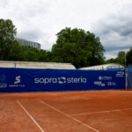 Toile tendue en fond de court posée par LightAir pour la signalétique de l'événement sportif Open Sopra Steria à Lyon.