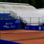 Toile tendue en fond de court posée par LightAir pour la signalétique de l'événement sportif Open Sopra Steria à Lyon.