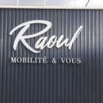 Signalétique extérieure à Fleurieux : enseigne lumineuse Raoul Mobilités fixée sur la façade du bâtiment