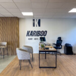 Logo adhésif découpé Kariboo installé au-dessus du bureau d'accueil, signalétique intérieure à Fleurieux