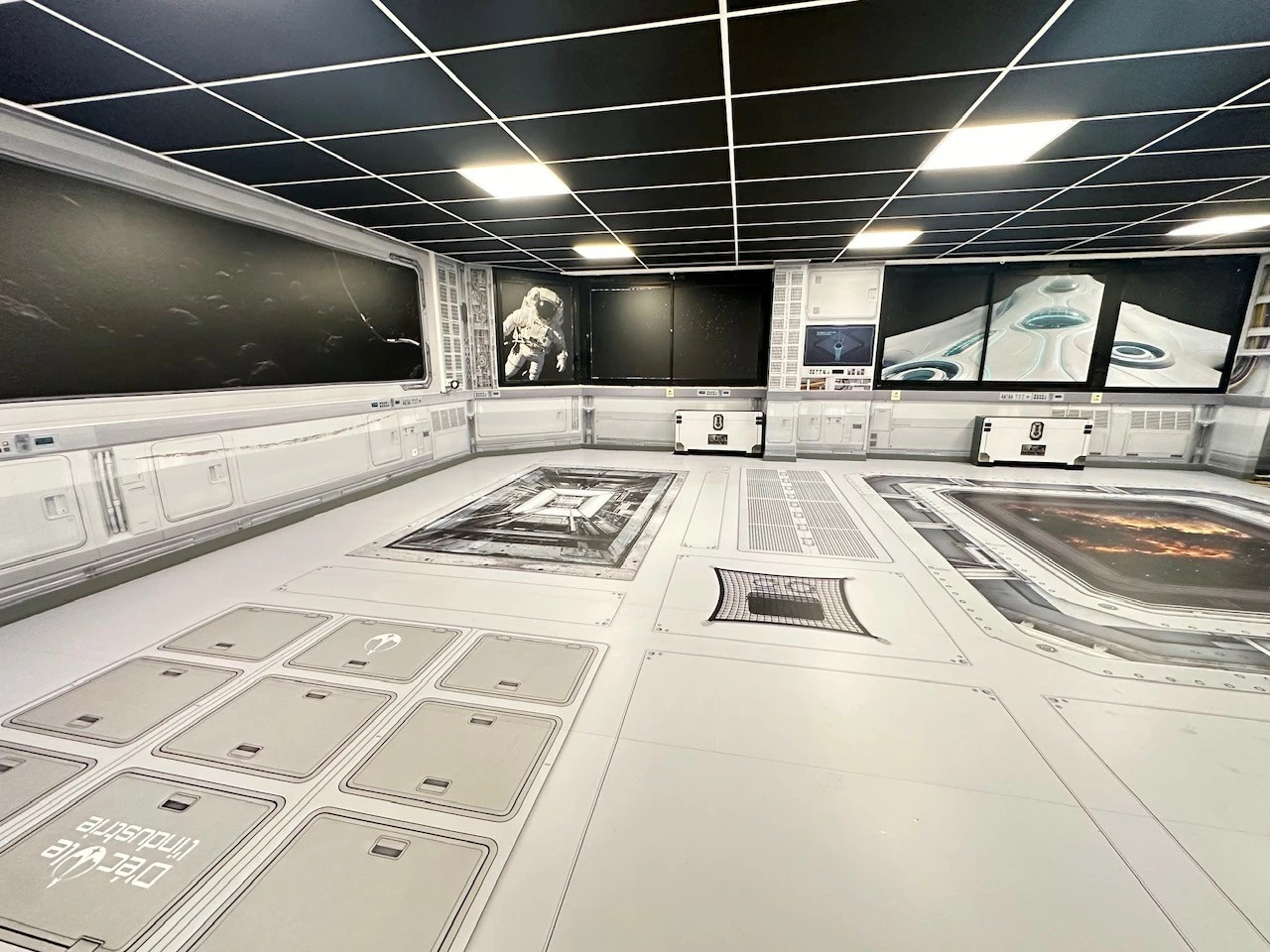 Aménagement intérieur immersif complet avec covering de sol effet hublot de sol par LightAir.