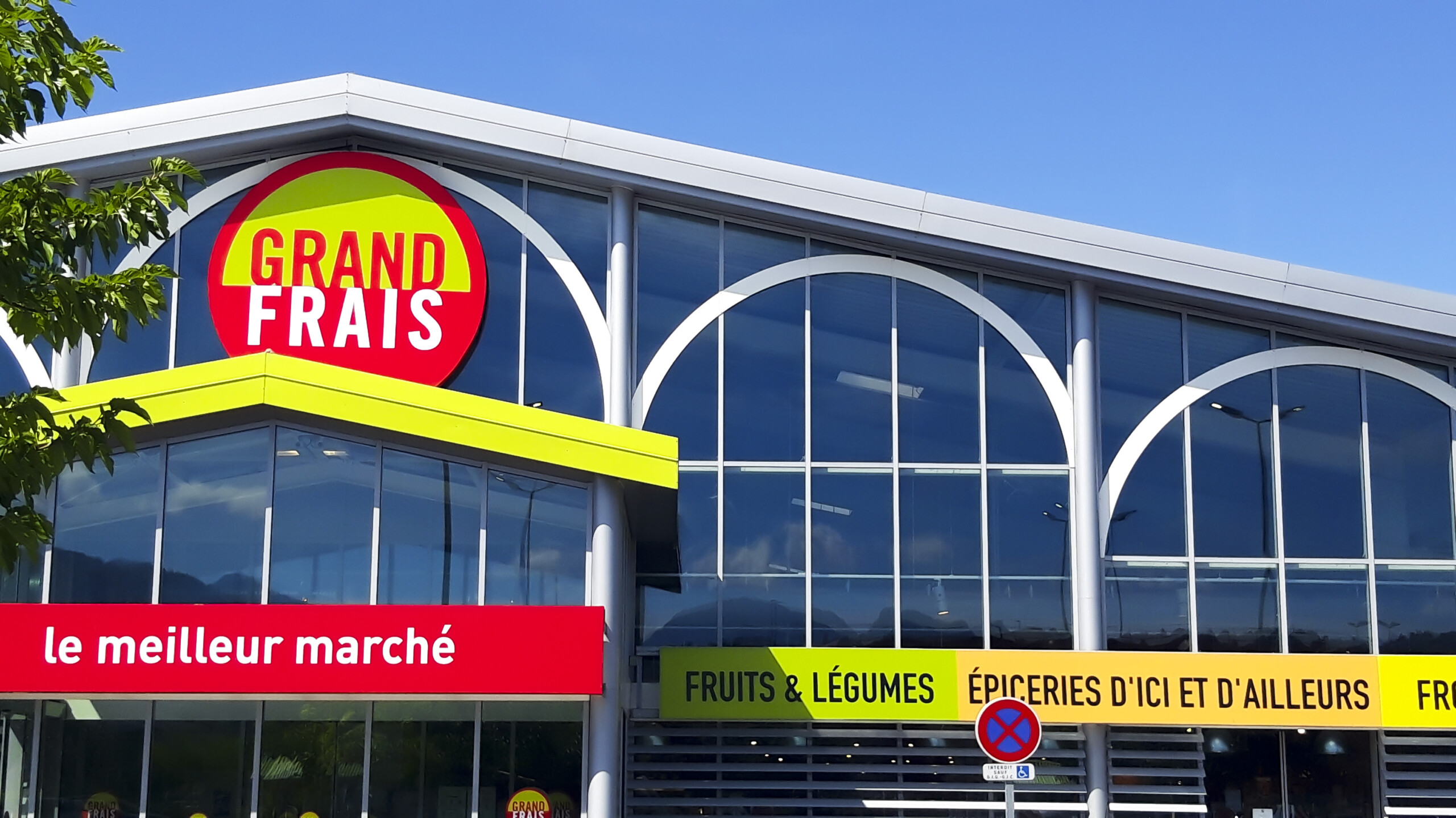 Habillage et enseigne façade nouvelle génération sur la devanture d'un magasin Grand Frais.