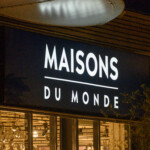 Enseigne façade nouvelle génération lumineuse à LED pour le magasin Maisons du Monde de nuit.