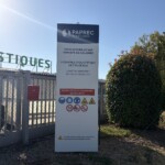 Totem d'accueil et signalétique d'entrée Paprec Plastiques à Colombe après renouvellement.