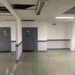 Portes intérieures grises d'origine de la salle de cours de l'UIMM.