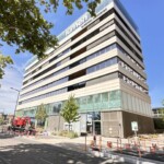 Pose d'une enseigne immeuble sur un axe routier à Lyon Confluence pour l'immeuble Lumen.