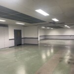 Salle de cours vide de l'UIMM Lyon 8 avant l'intervention de LightAir.