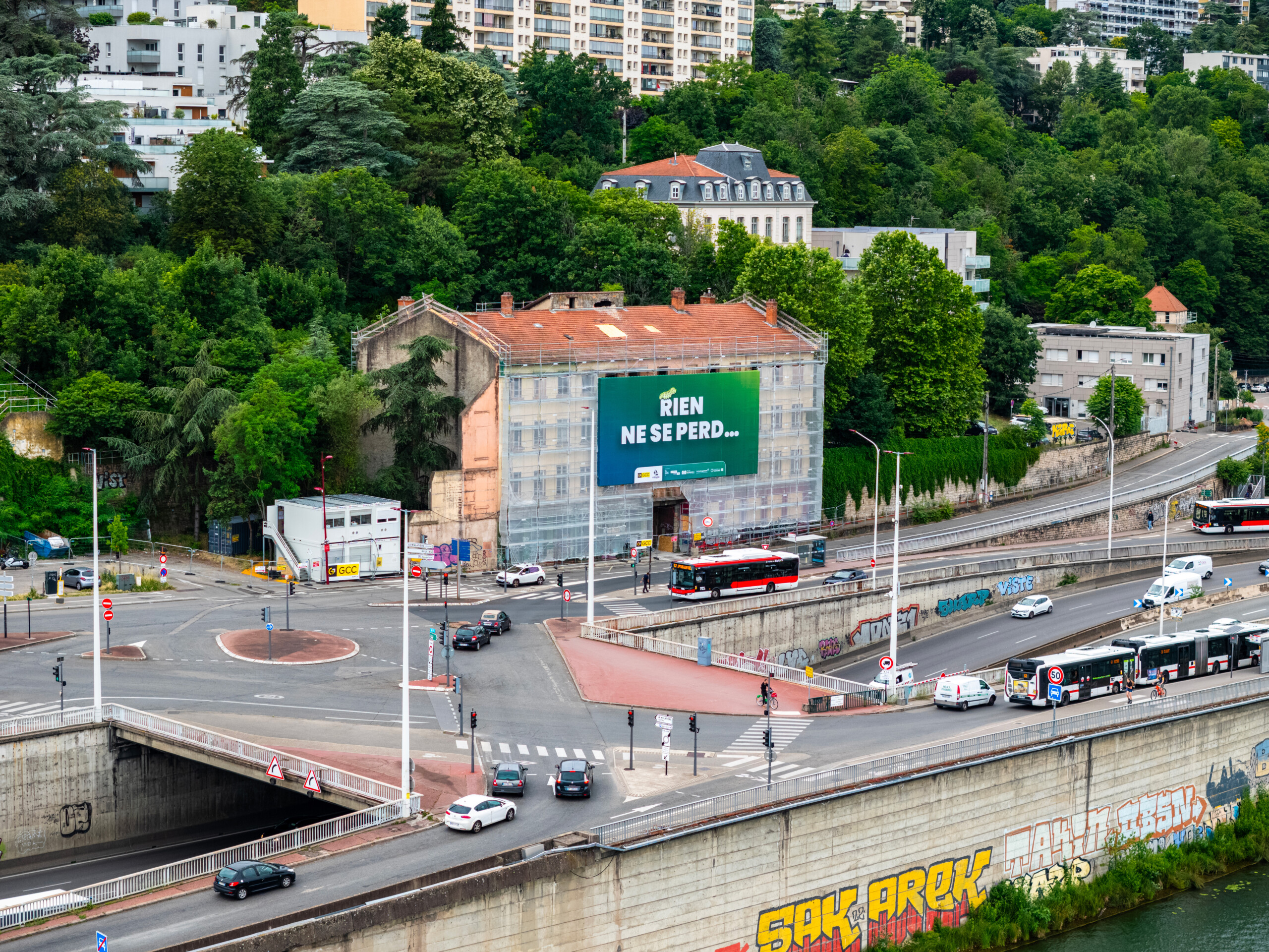 ScaffBox toile sur échafaudage illustrée d'une chenille avec le message "Rien ne se perd…", posée par LightAir pour GCC AURECA! à La Mulatière, Lyon