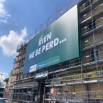 Vue depuis le sol de la ScaffBox chenille "Rien ne se perd…" après pose sur l'échafaudage chantier GCC AURECA à La Mulatière!, Lyon