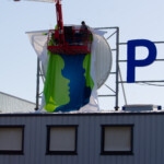 Étape d'installation de la nouvelle toile sur structure SlimBox pour le renouvellement d'enseigne.
