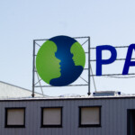 Rendu final du logo rond Paprec après le renouvellement d'enseigne SlimBox sur le toit.