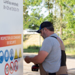 Poseur technicien travaillant sur la signalétique lors du renouvellement d'enseigne SlimBox.