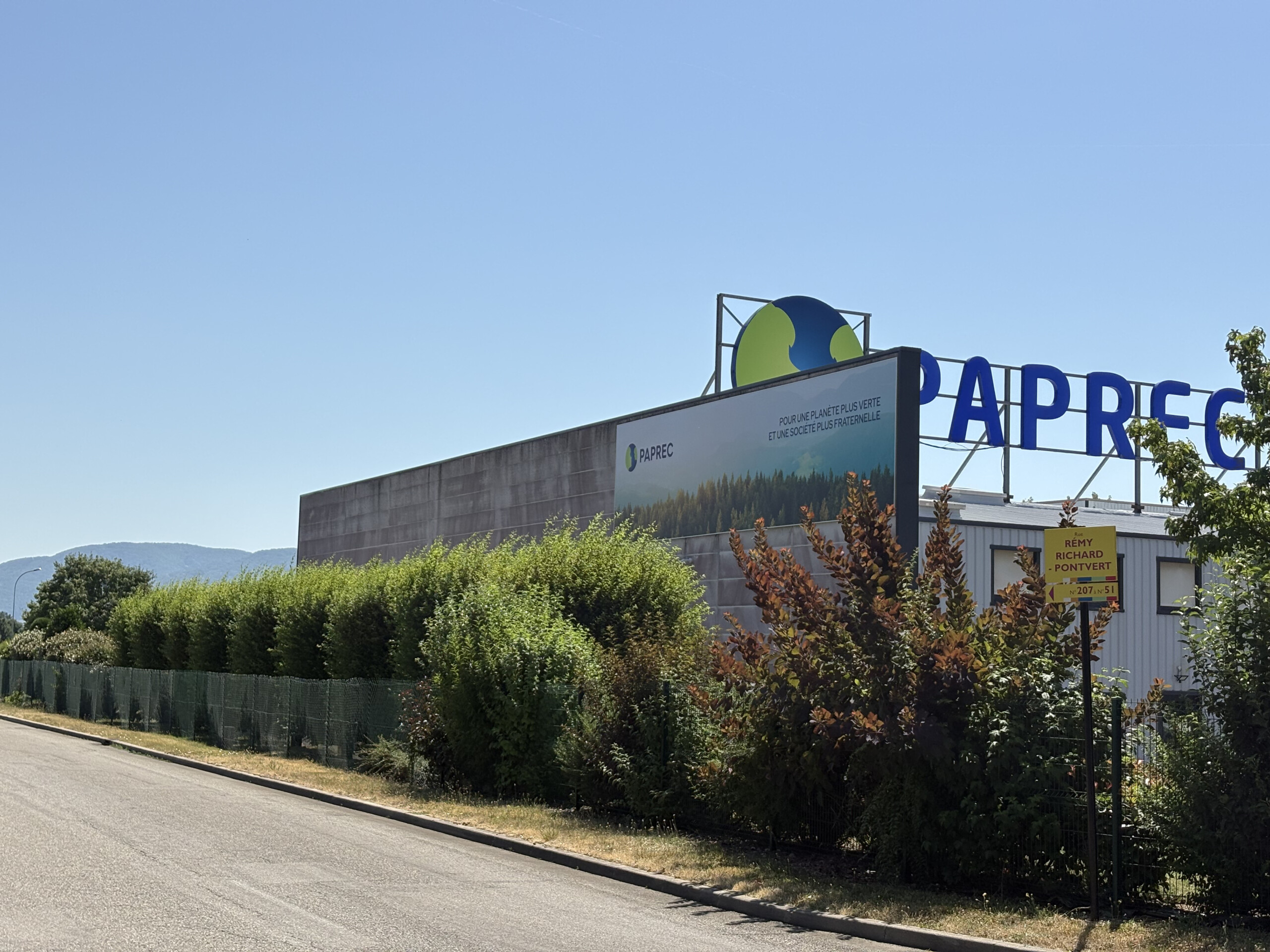 Vue d'ensemble du bâtiment industriel Paprec après le renouvellement d'enseigne SlimBox.