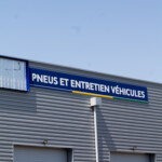 Enseigne de façade Pneus et Entretien Véhicules installée sur centre auto