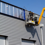 Installation en hauteur d'une enseigne de façade pour garage automobile à Dijon