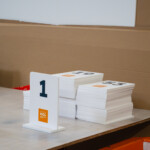 Empilement de chevalets de table numérotés estampillés Fondation HCL.