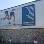 Toile imprimée grand format intégrée à l'enveloppe du bâtiment Dénivelé pour la campagne Salomon d'avril 2025.