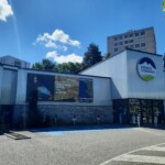 Enveloppe du bâtiment commercial Dénivelé à Francheville avec une toile tendue publicitaire Salomon de mars 2024.