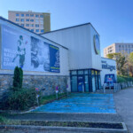 Façade et enveloppe du bâtiment Dénivelé avec un affichage publicitaire tendu Salomon sports d'hiver en octobre 2024.
